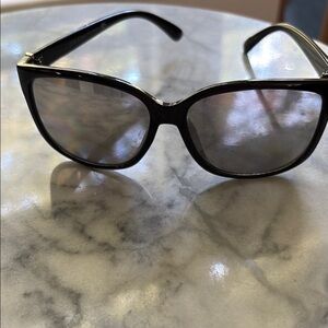 Black Cat-Eye Sunglasses with Sleek Design